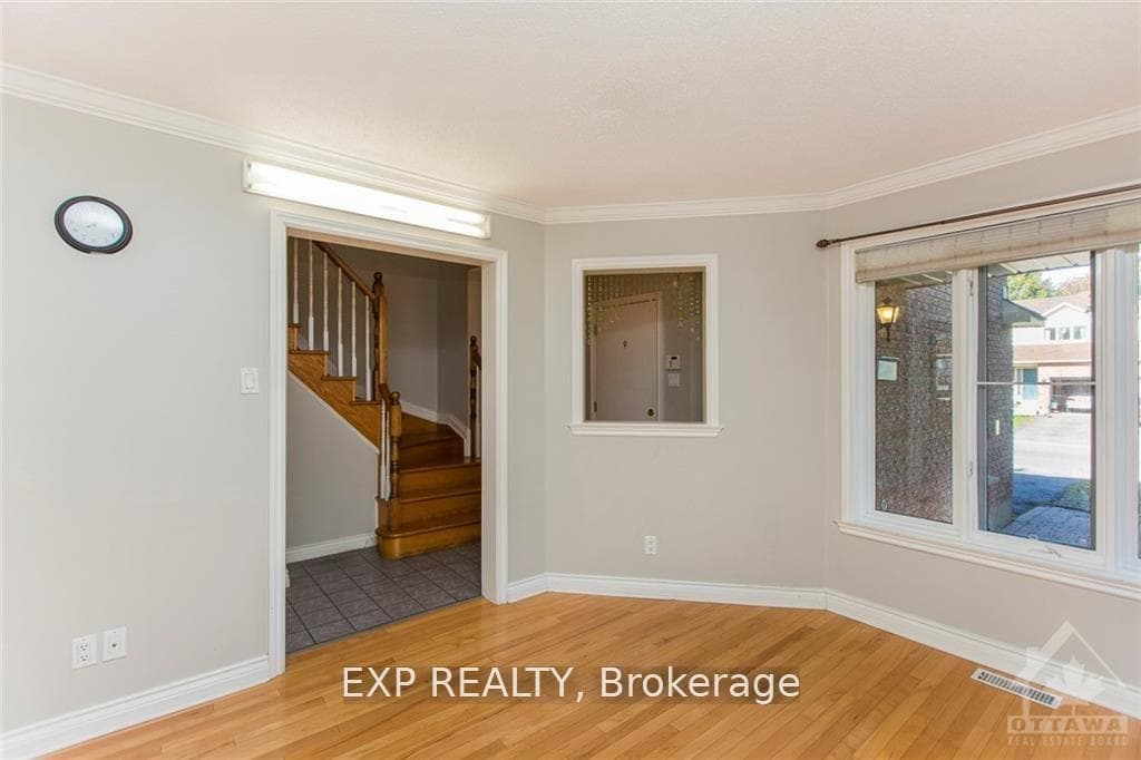 100 HUNTERSWOOD Crescent photo 6