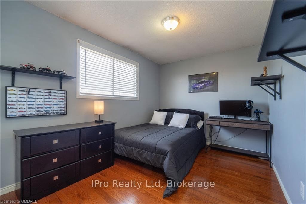 166 MERRILEE Crescent photo 32