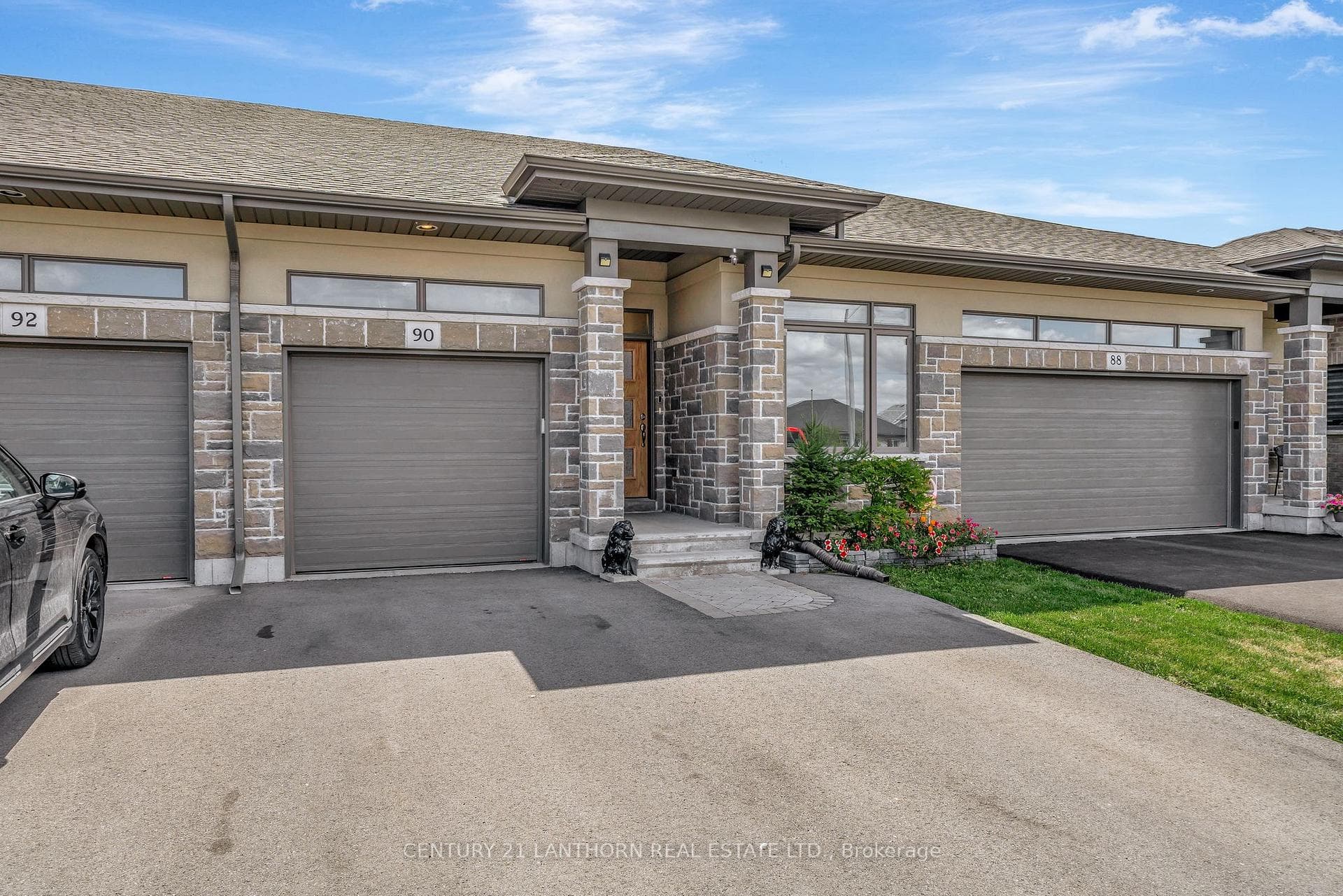 90 Covington Crescent photo 3