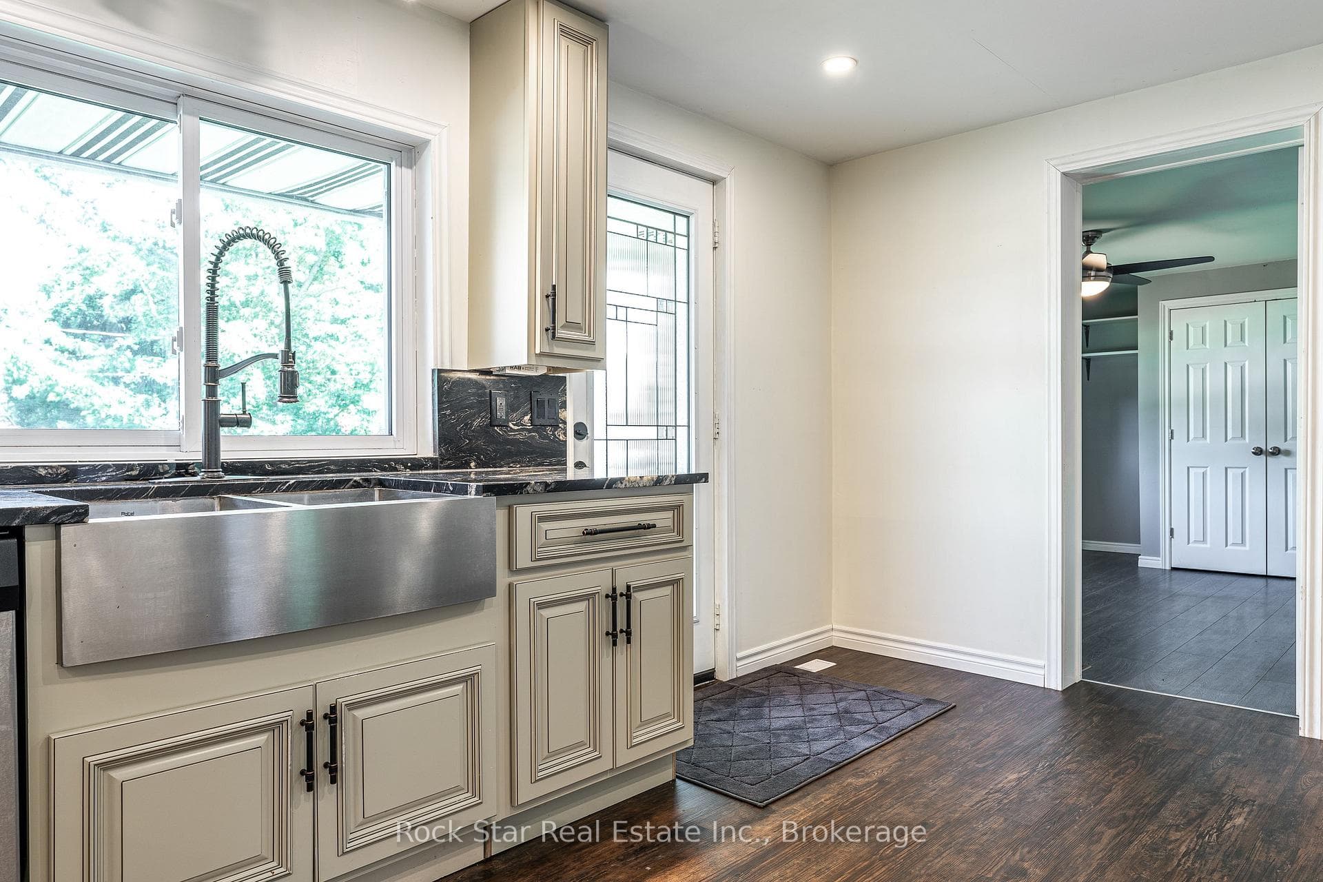 6989 Rutherford Street photo 7