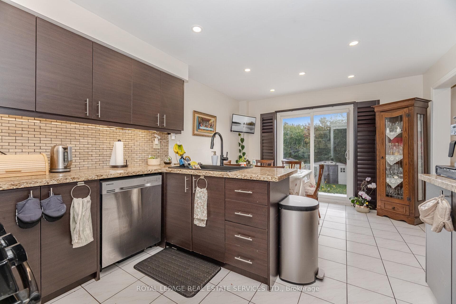52 Wildberry Crescent photo 11