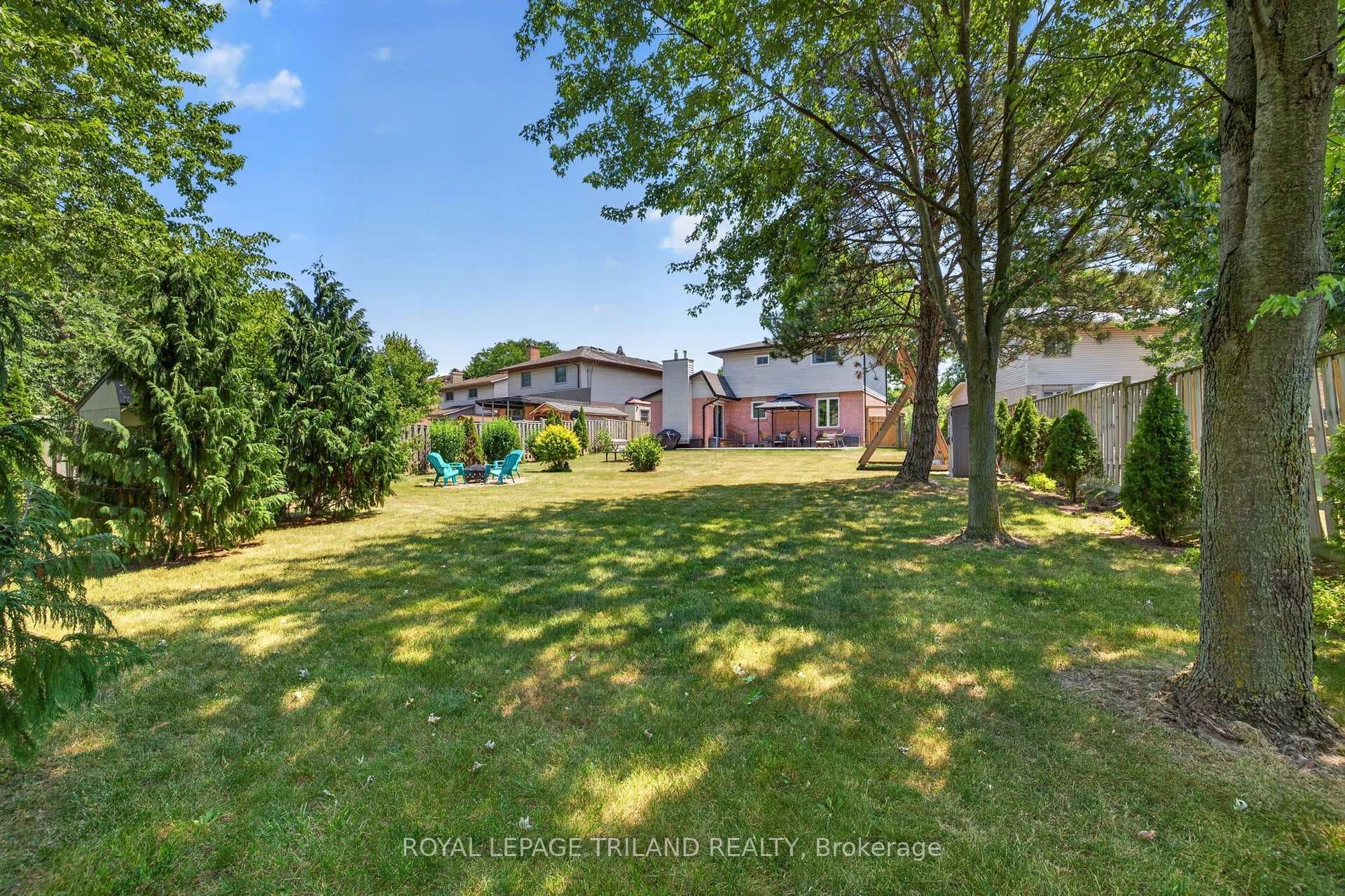1077 MAHOGANY Crescent photo 36