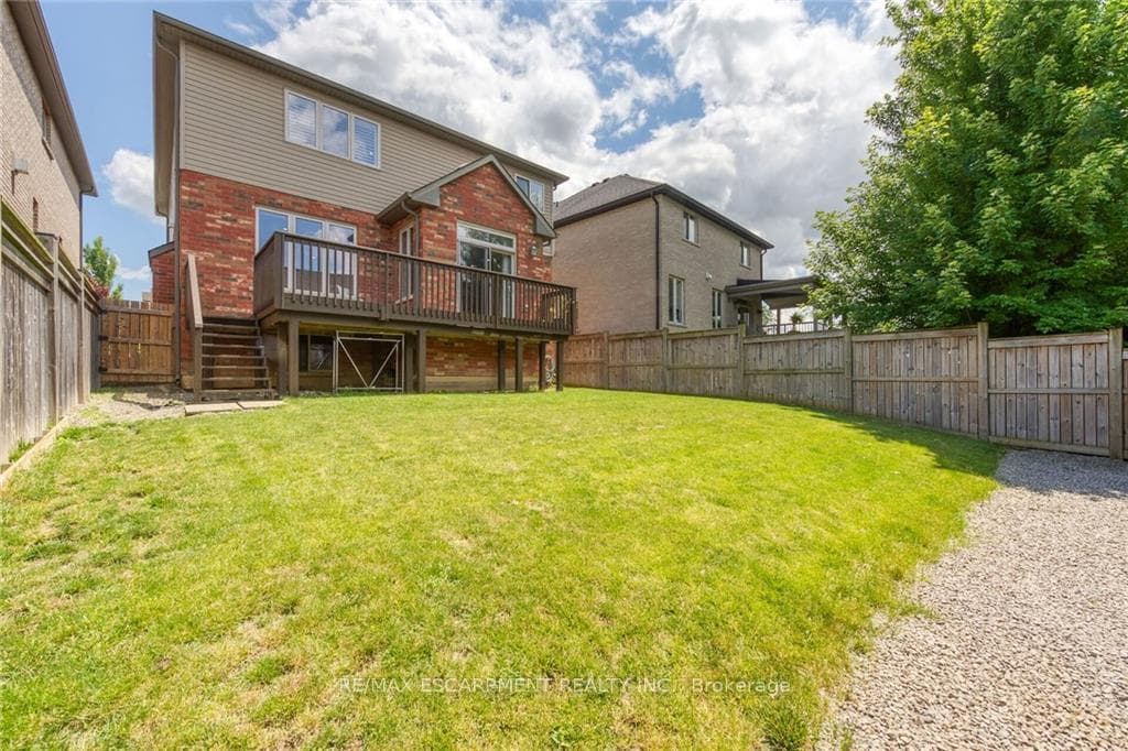 147 Garinger Crescent photo 32