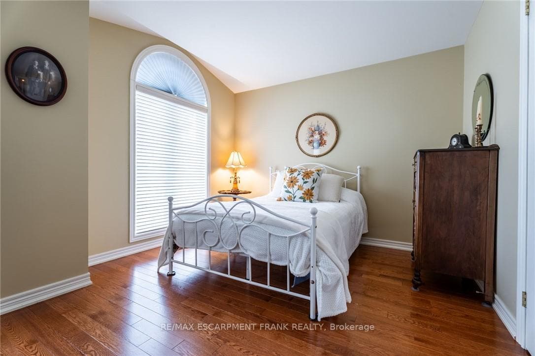 345 Southcote Road photo 8
