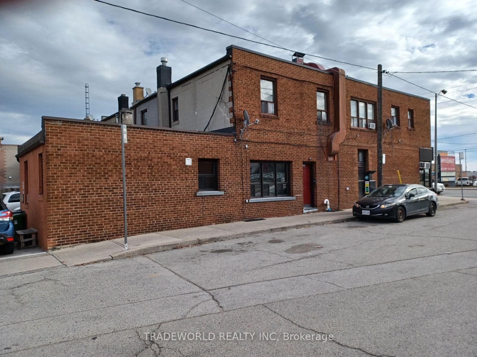1260 The Queensway N/A photo 2