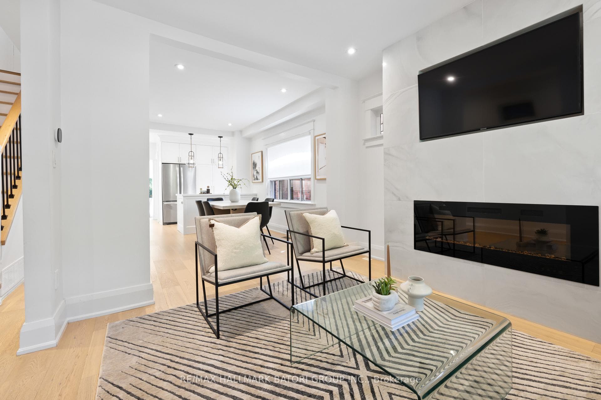 135 Castlefield Avenue photo 4