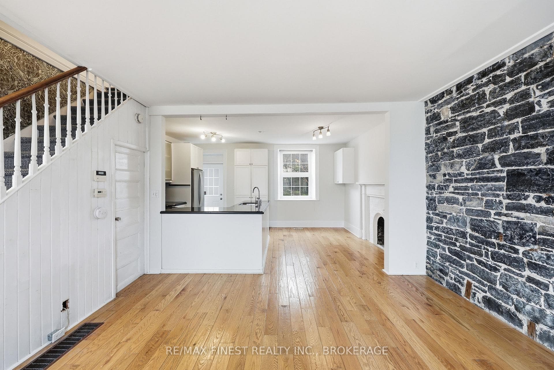 110 Yonge Street photo 7
