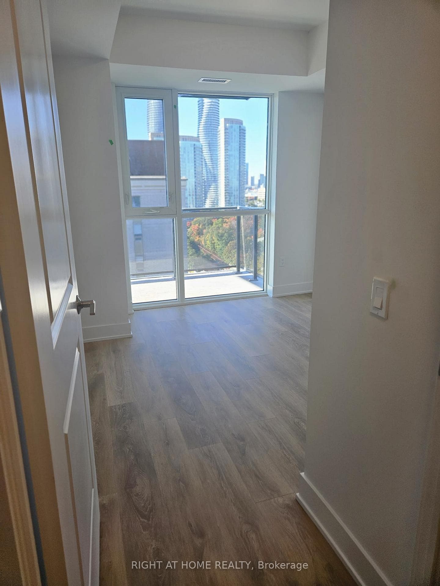 202 Burnhamthorpe Road Unit 1603 photo 5