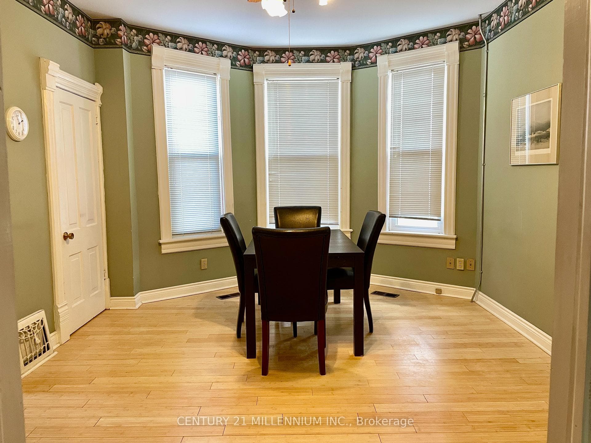 Dining room or could be a living room