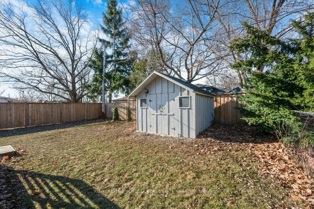 628 Ardleigh Crescent photo 31