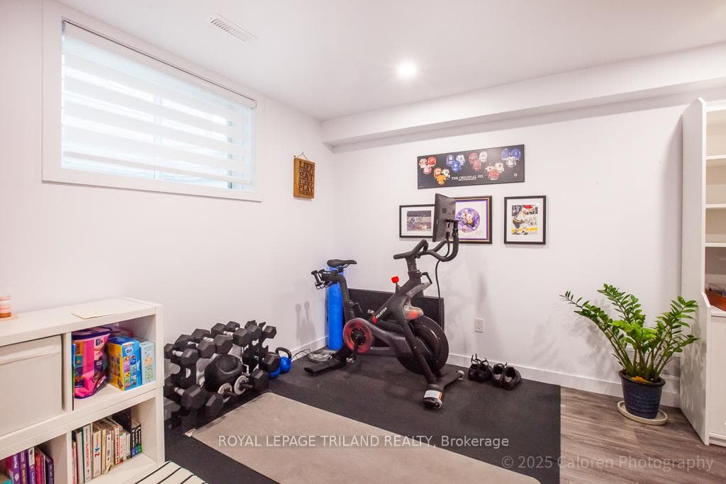 949 DEVERON Crescent photo 43