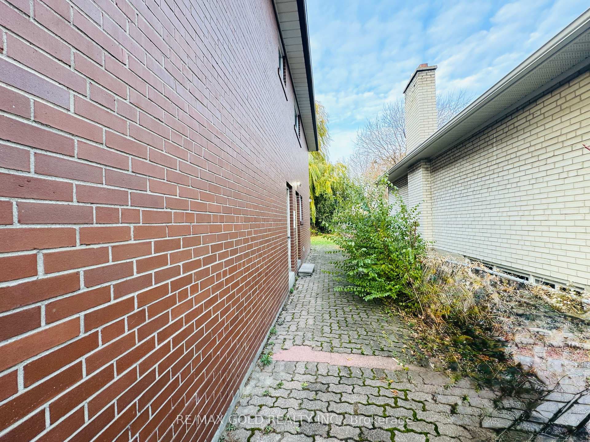 1194 Albion Road photo 34