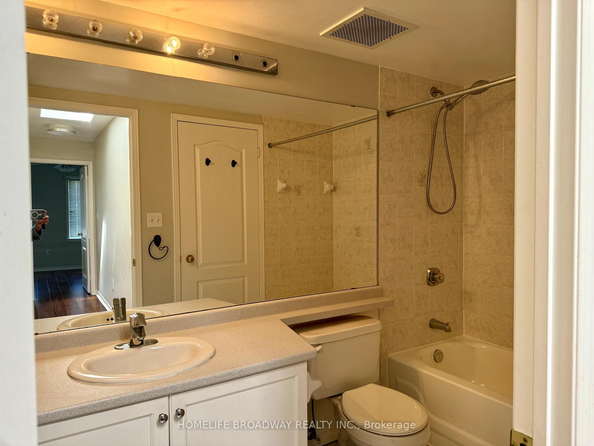 108 Finch Avenue Unit B38 photo 9