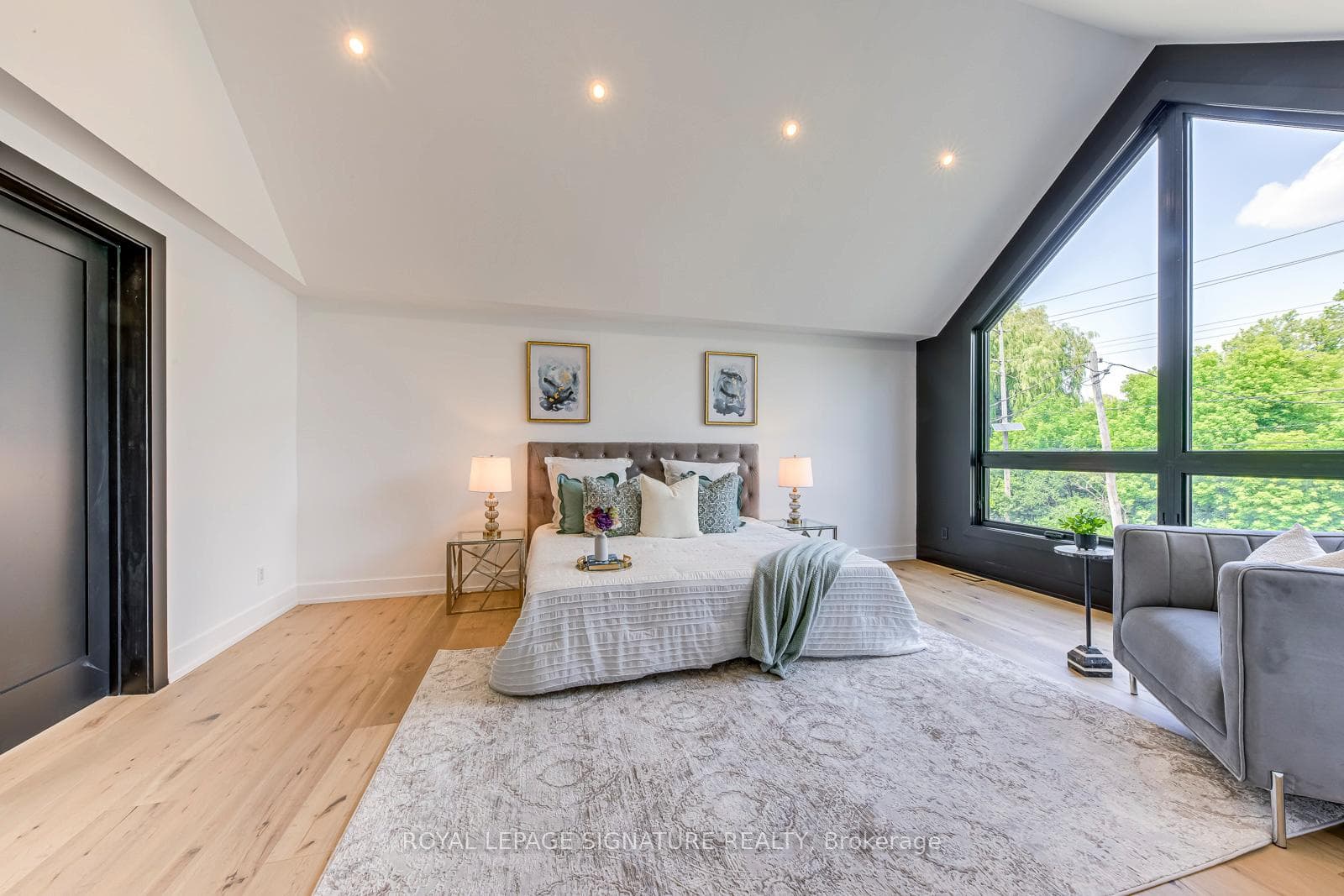 11024 Trafalgar Road photo 20