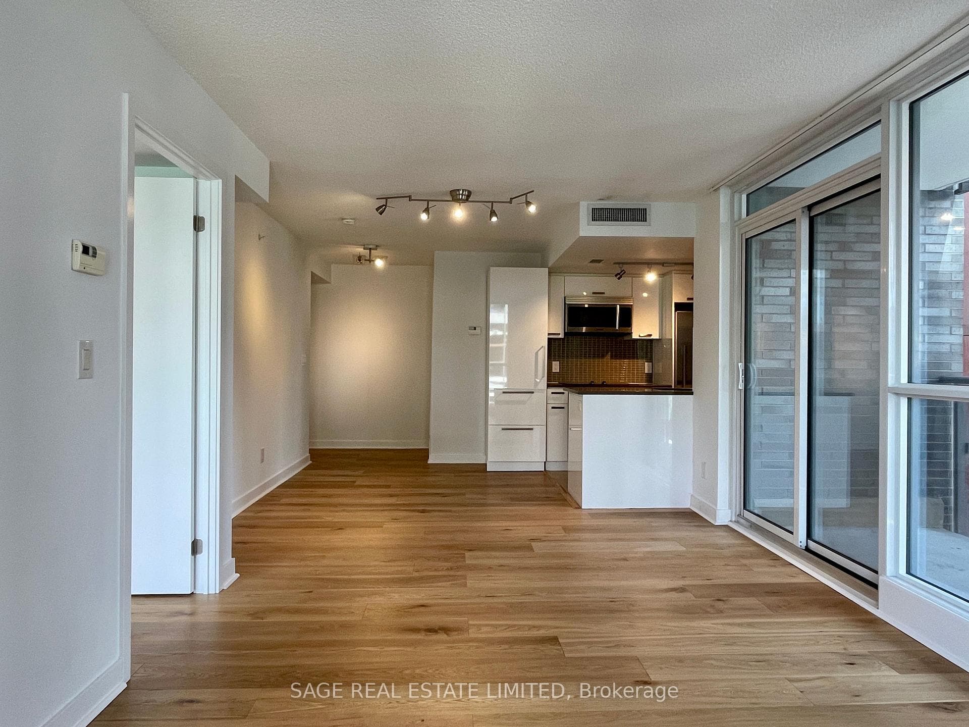 295 Adelaide Street Unit 424 photo 2
