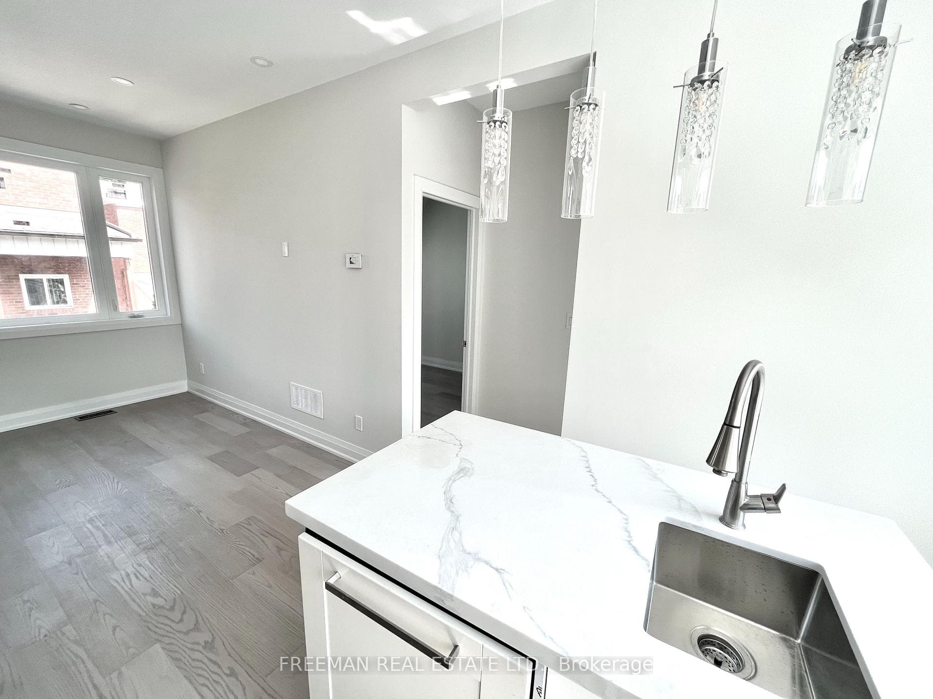 916 Manning Avenue Unit Laneway photo 4