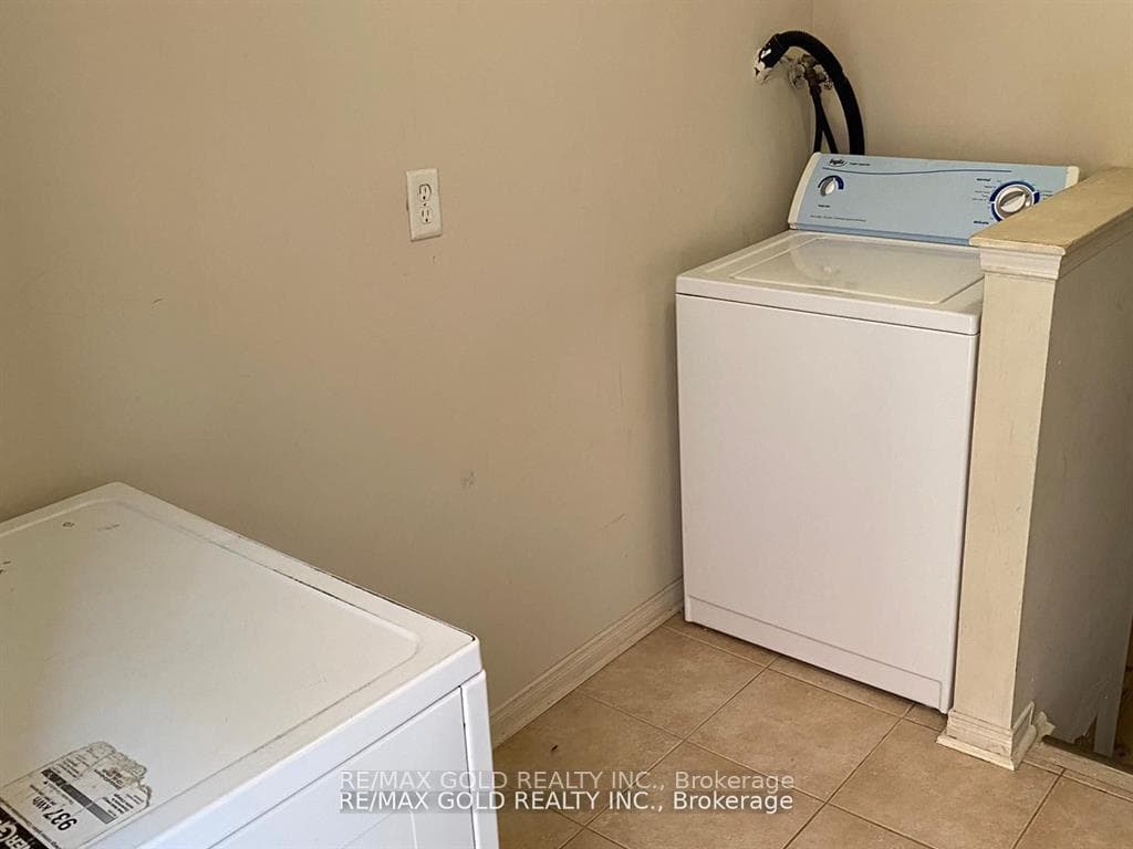 27 Middlecote Drive Unit Bsmt photo 10