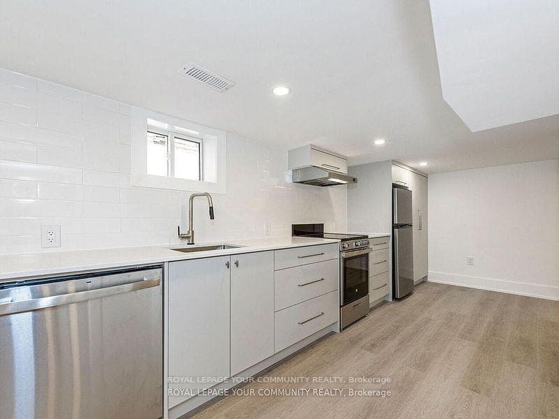 886 Runnymede Road photo 28