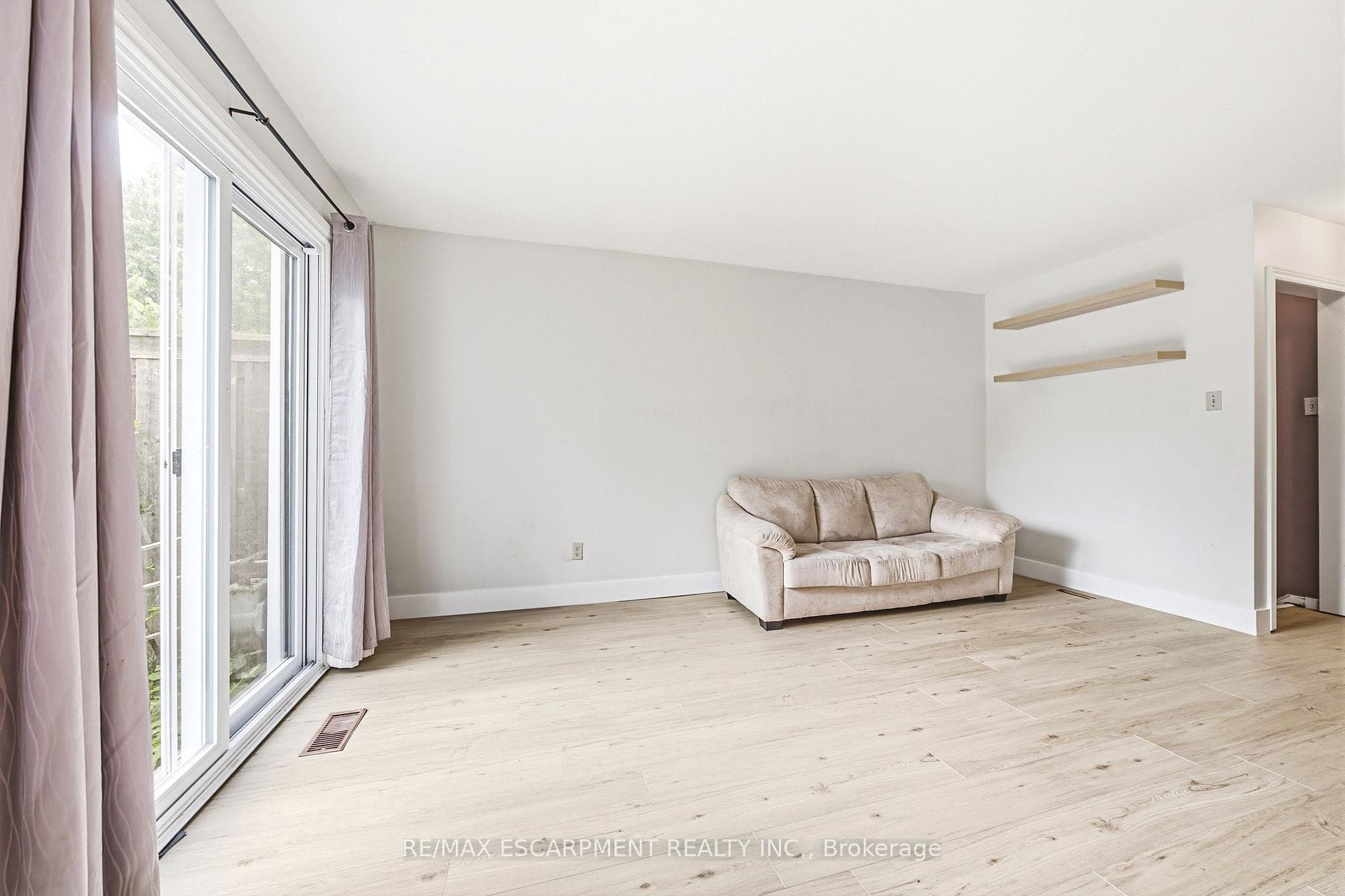 564 Sheraton Road Unit 14 photo 5