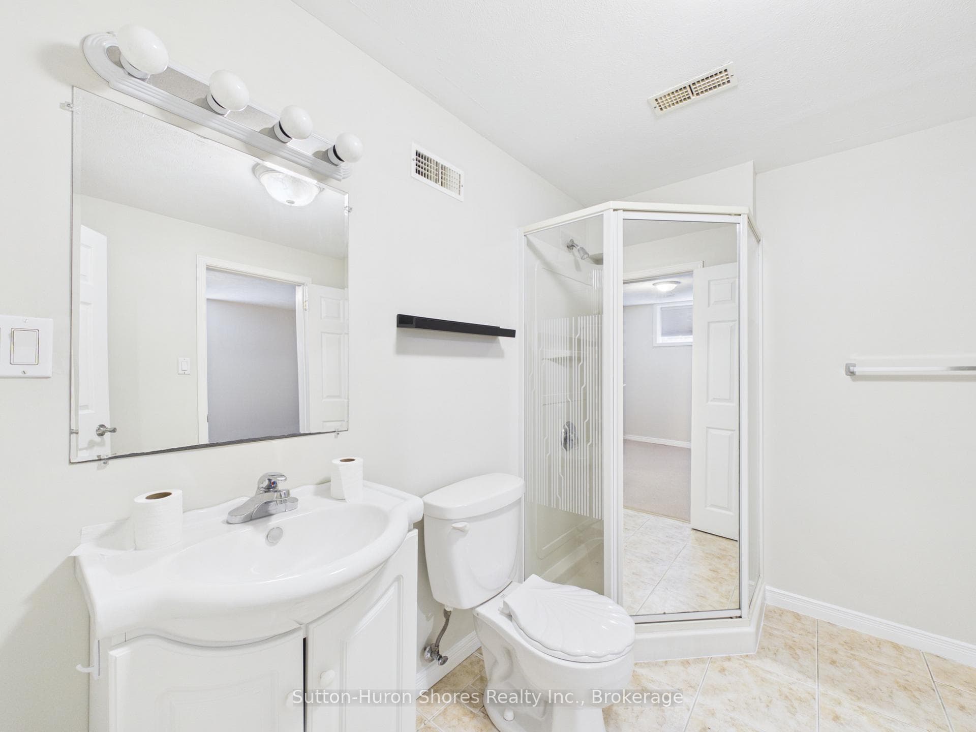 14 Eastgate Drive photo 20
