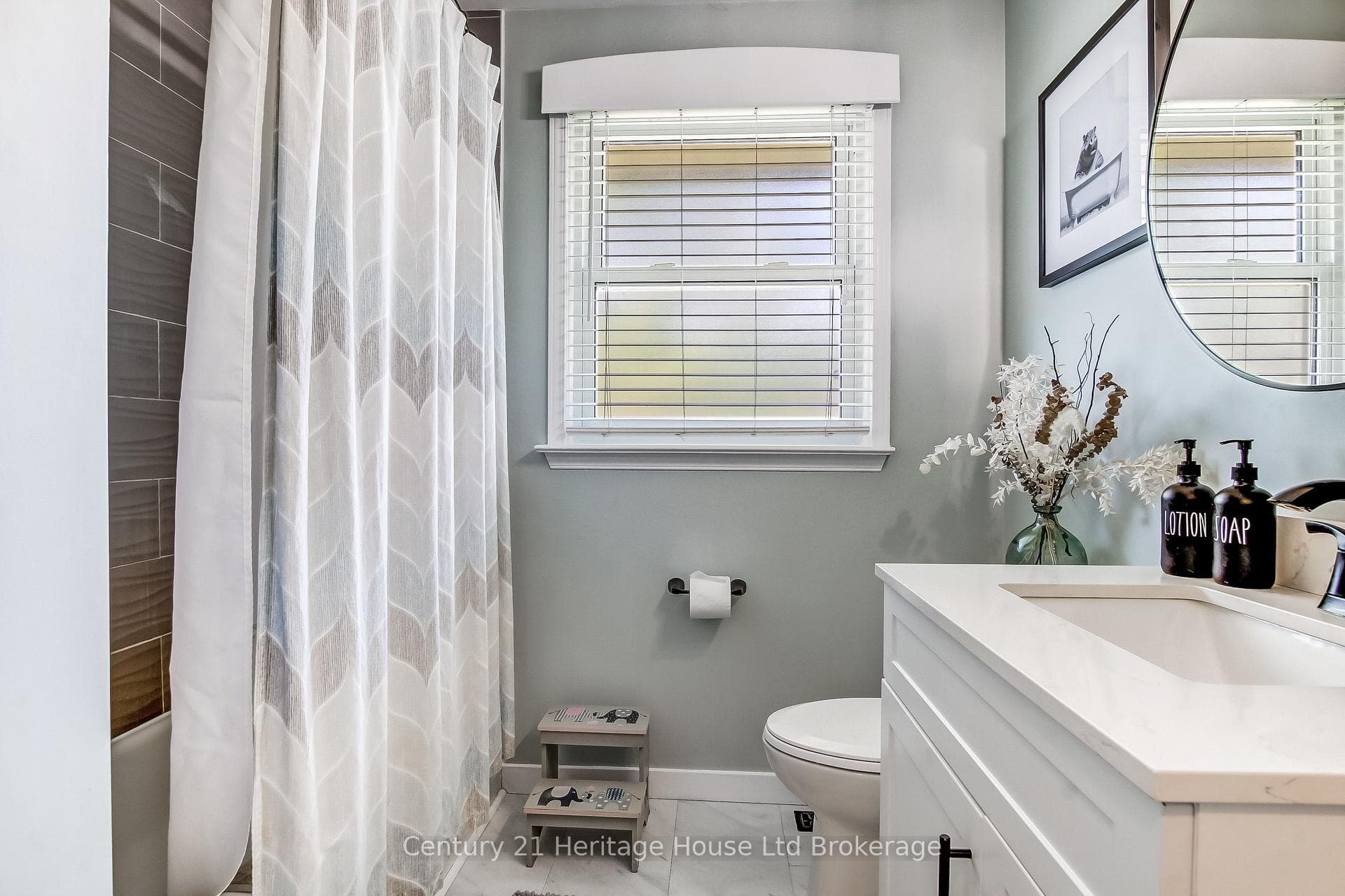 Main floor 4 pc bathroom