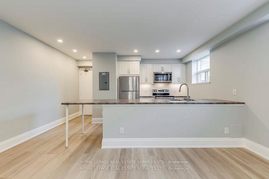 320 Lakeshore Road Unit 2 photo 9