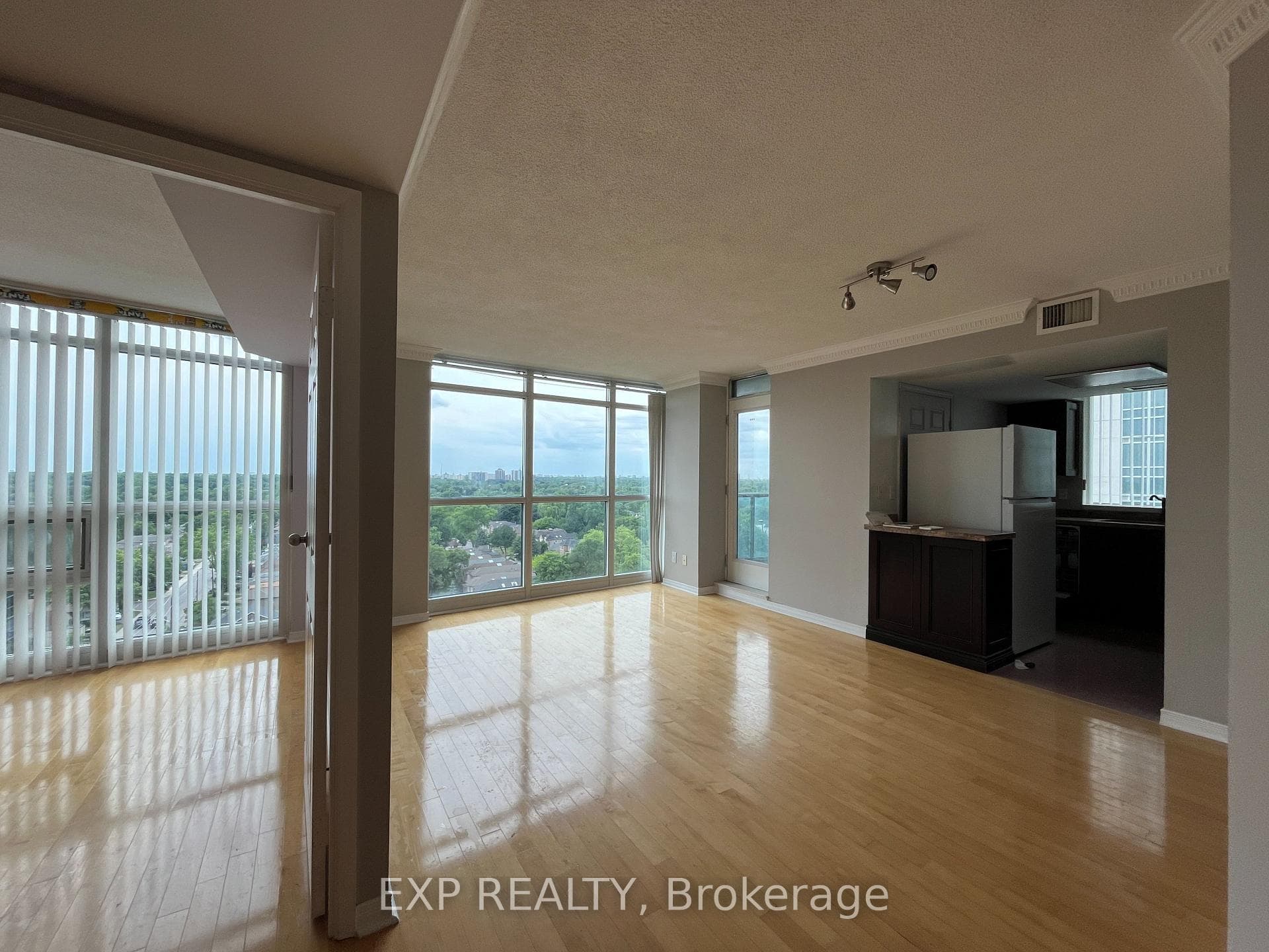 28 Harrison Garden Boulevard Unit 1608 photo 2