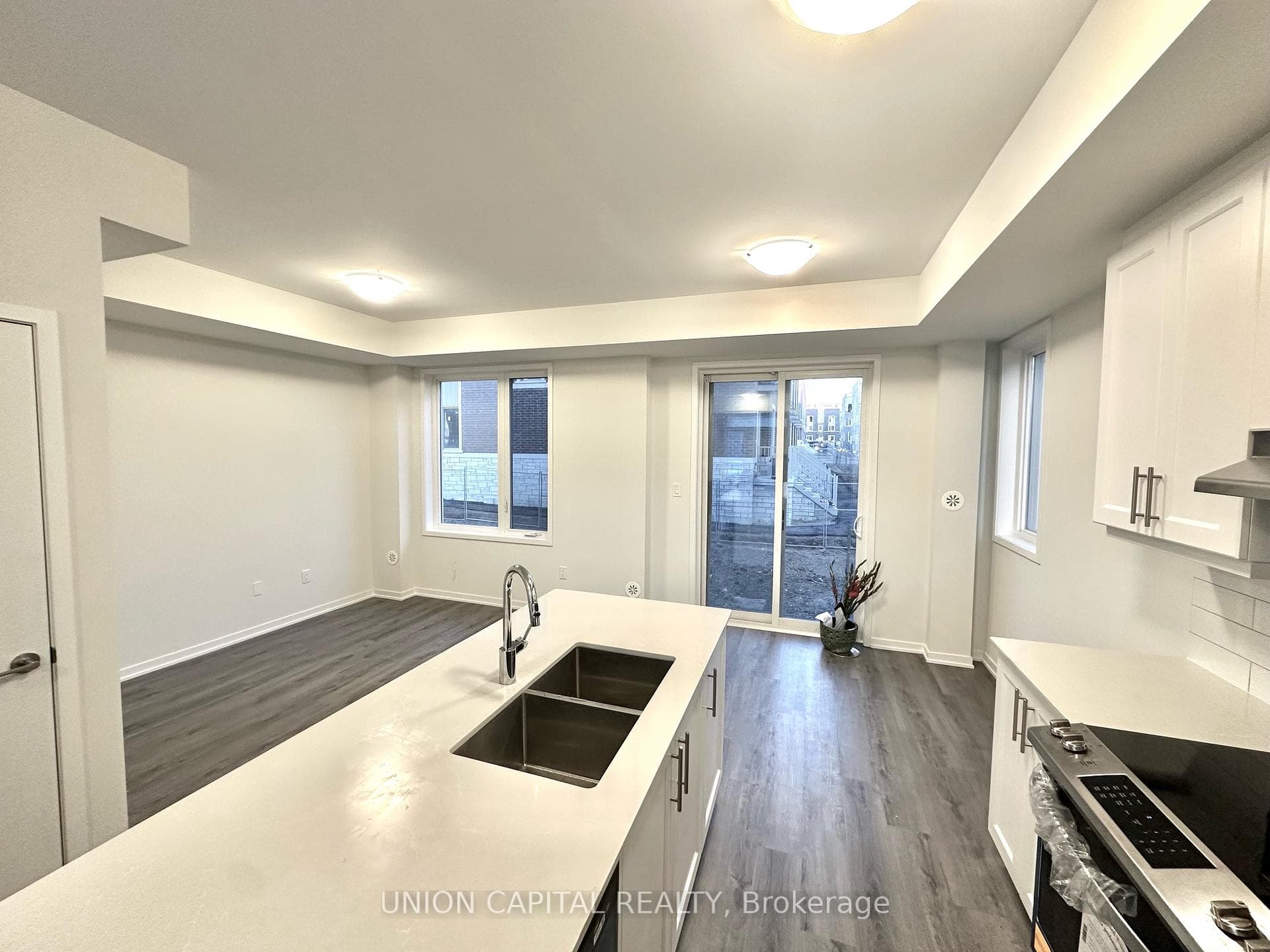 31 Mable Smith Way photo 6