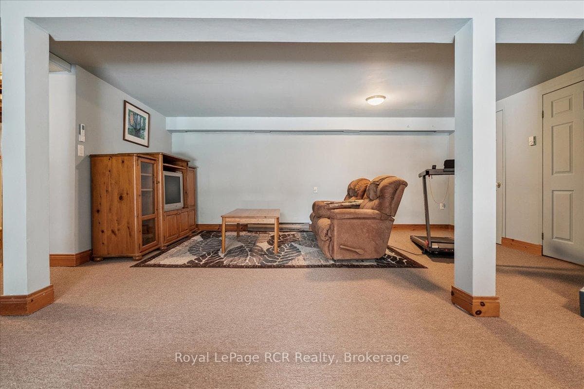 202 Gore Crescent photo 32