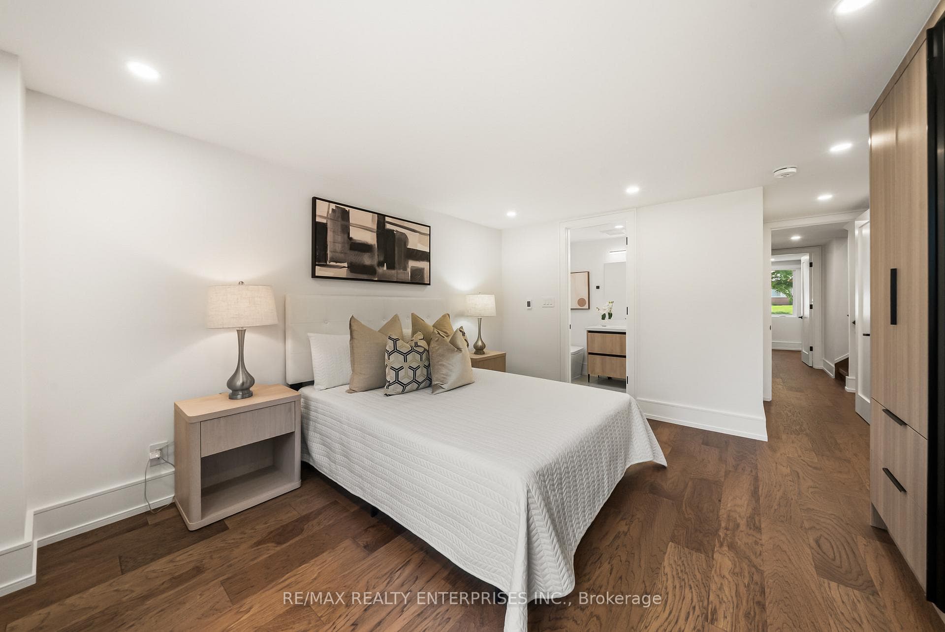 1495 Thetford Court photo 32