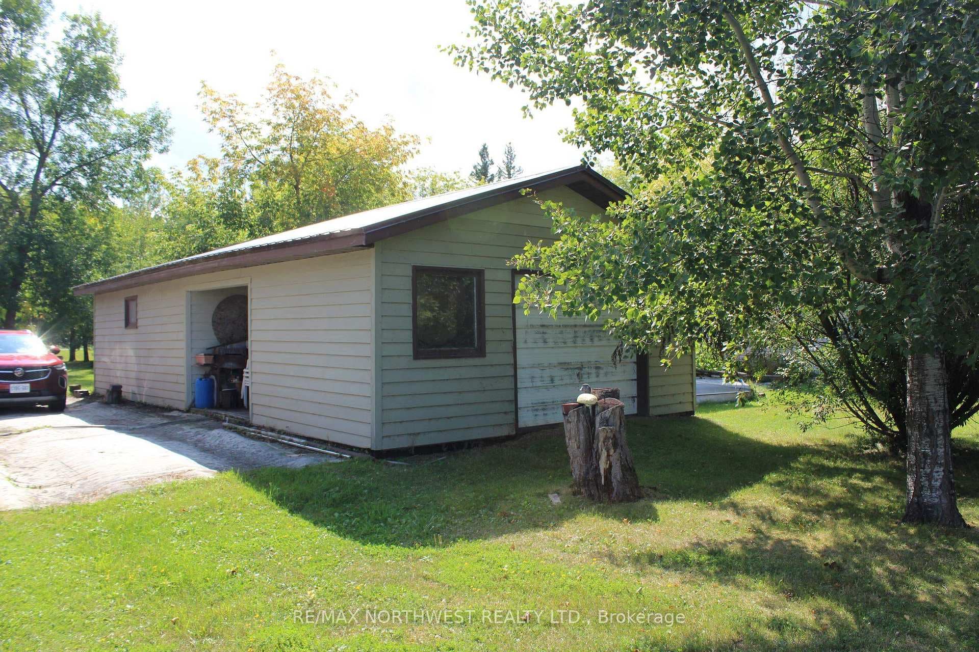 93 STINTZI DR E photo 11