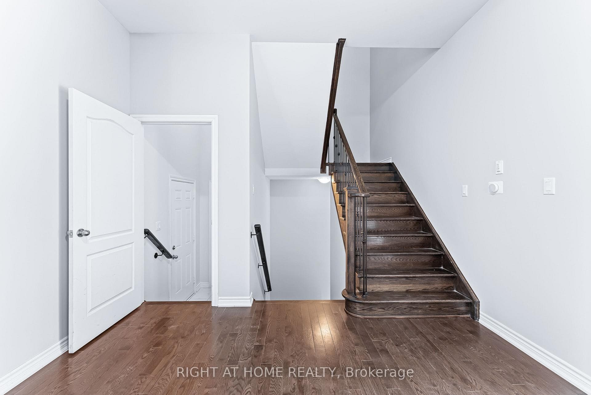 1157 Peelar (MAIN AND 2ND FLOOR) Crescent photo 12