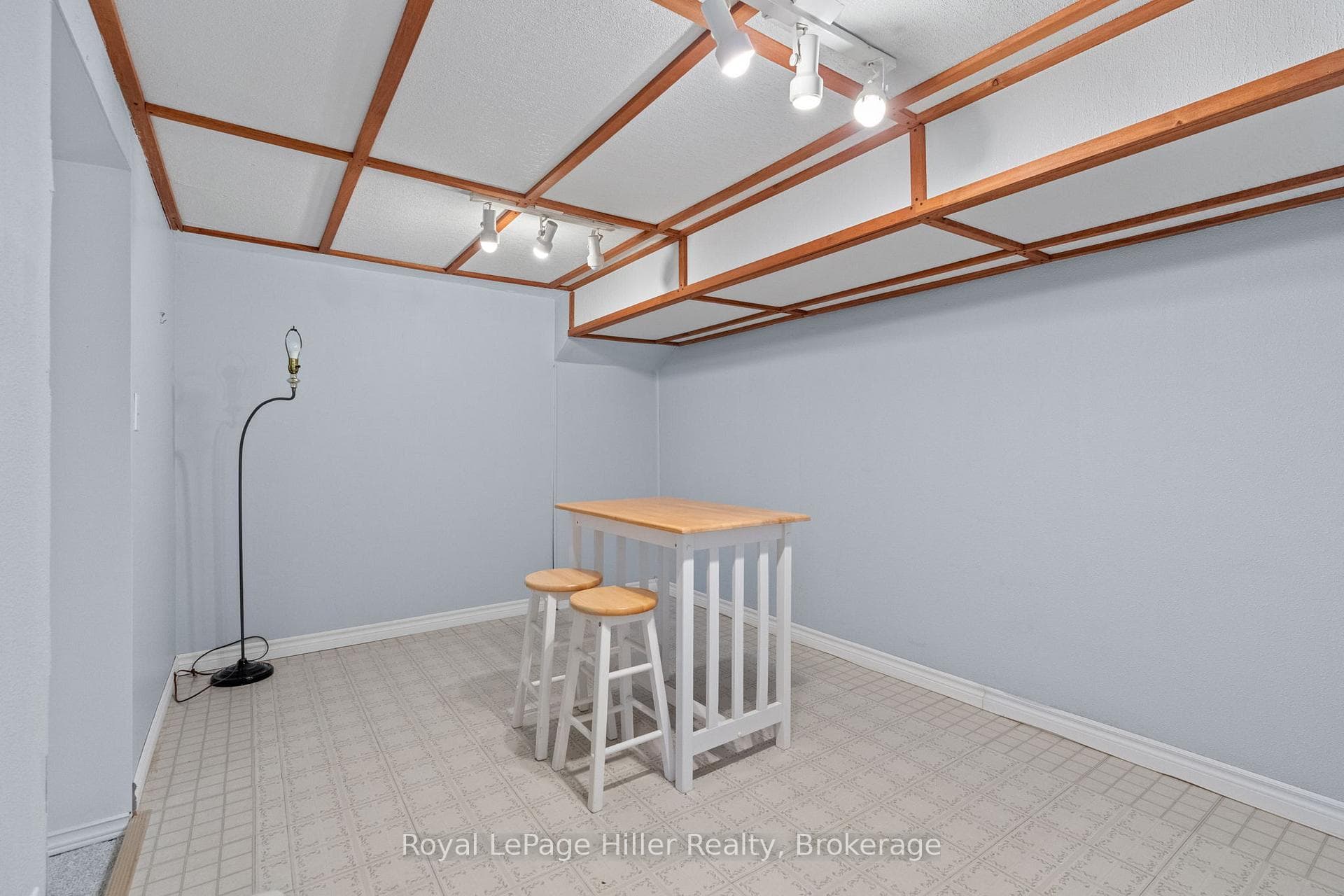 248 Redford Crescent photo 33