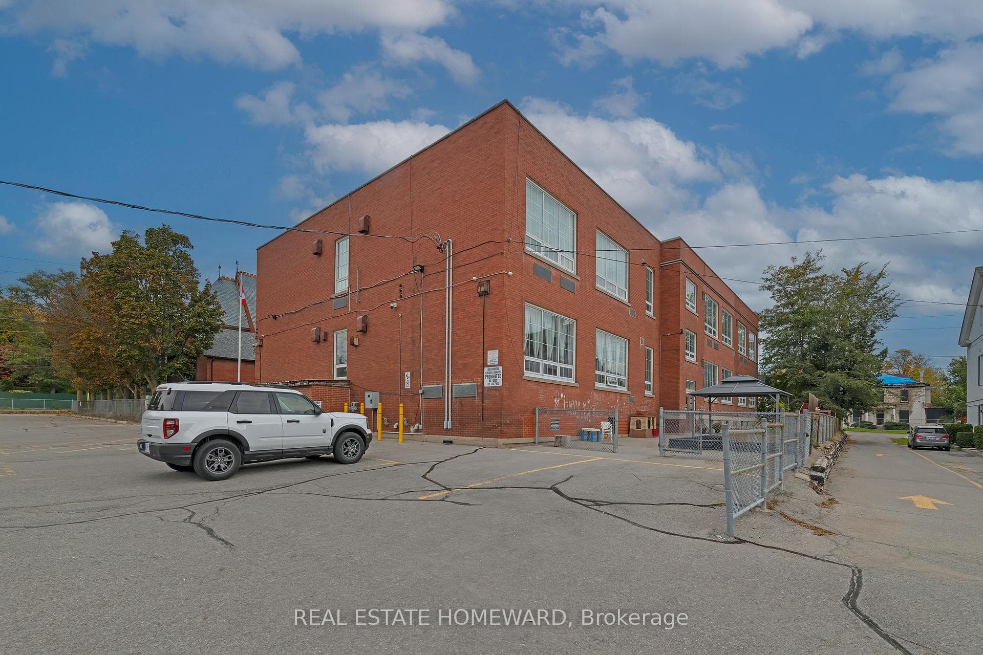 202 Simcoe Street photo 35