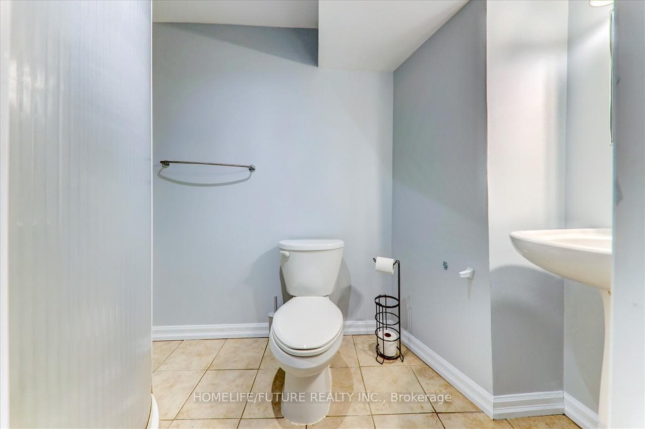 96 Booth Crescent photo 34