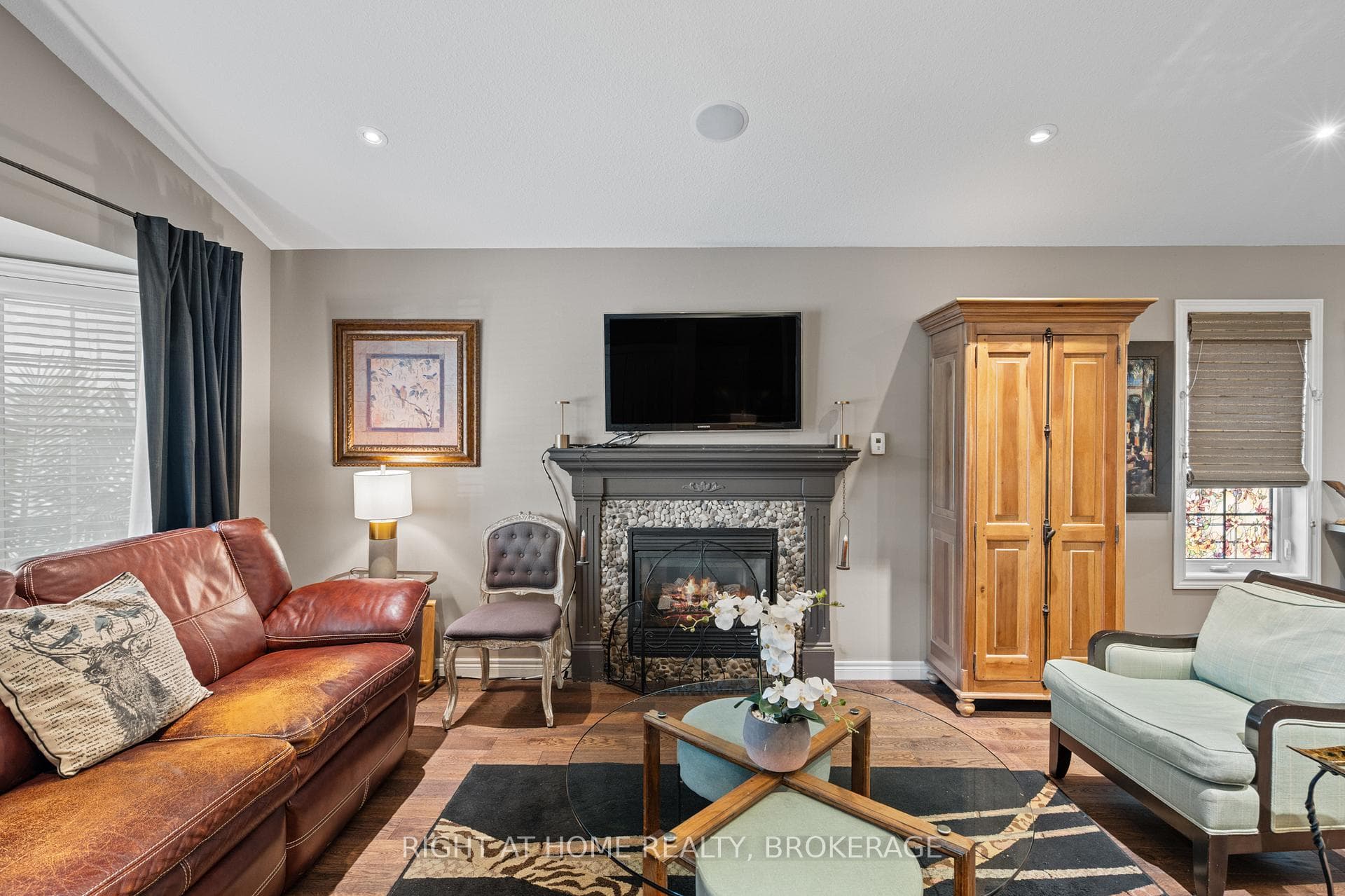 3981 Honeysuckle Crescent photo 4