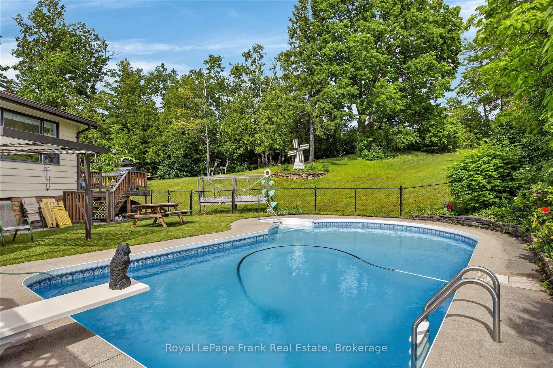 18 Redwood Court photo 33