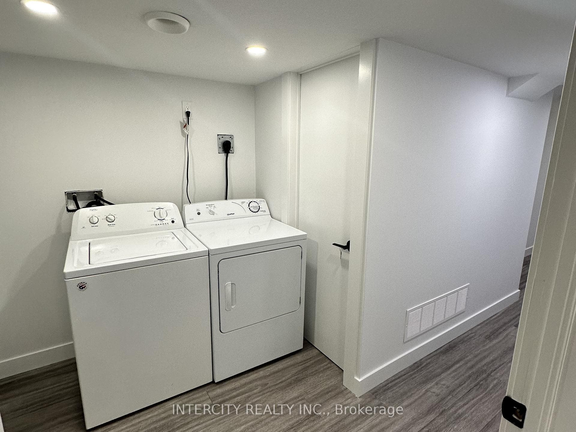 96 Waterbury Street photo 8