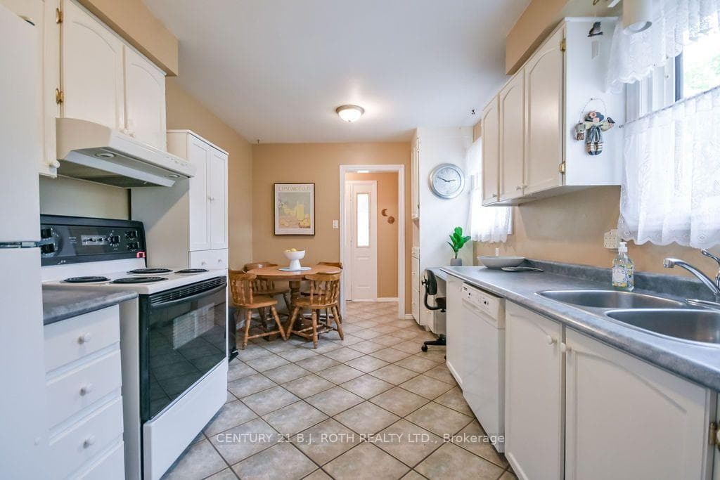 1037 Glen Eagles Crescent photo 7