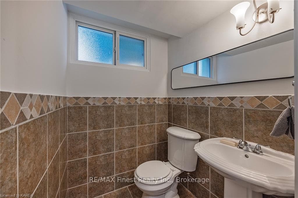 960 MAYFAIR Crescent photo 50