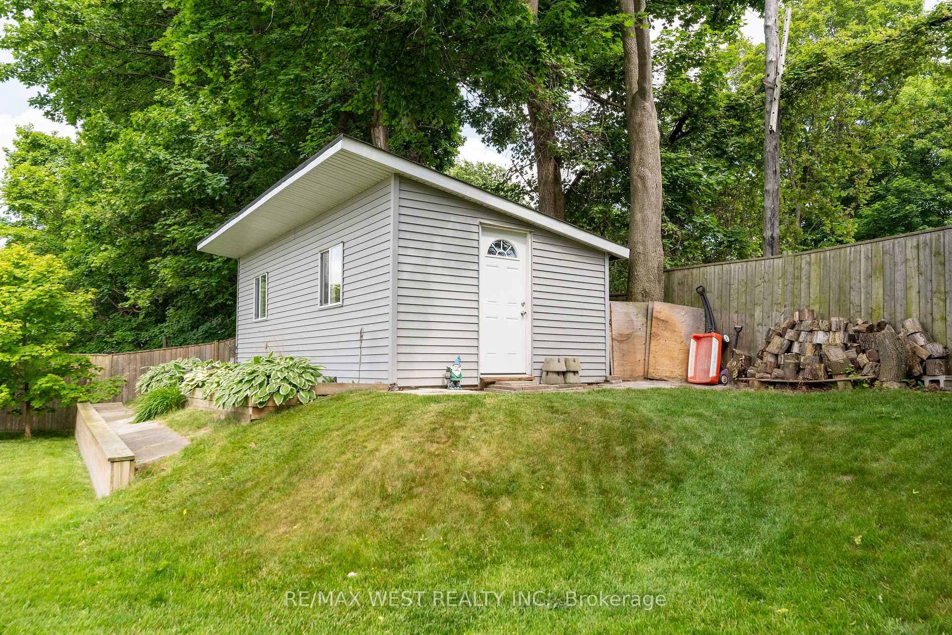 31 Pixley Crescent photo 40