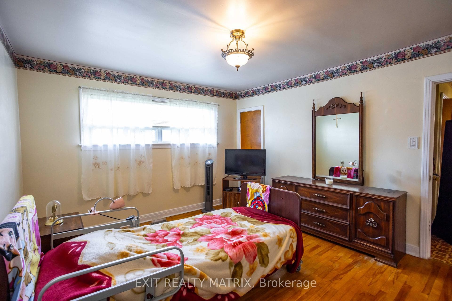 552 Dunbrack Street photo 16