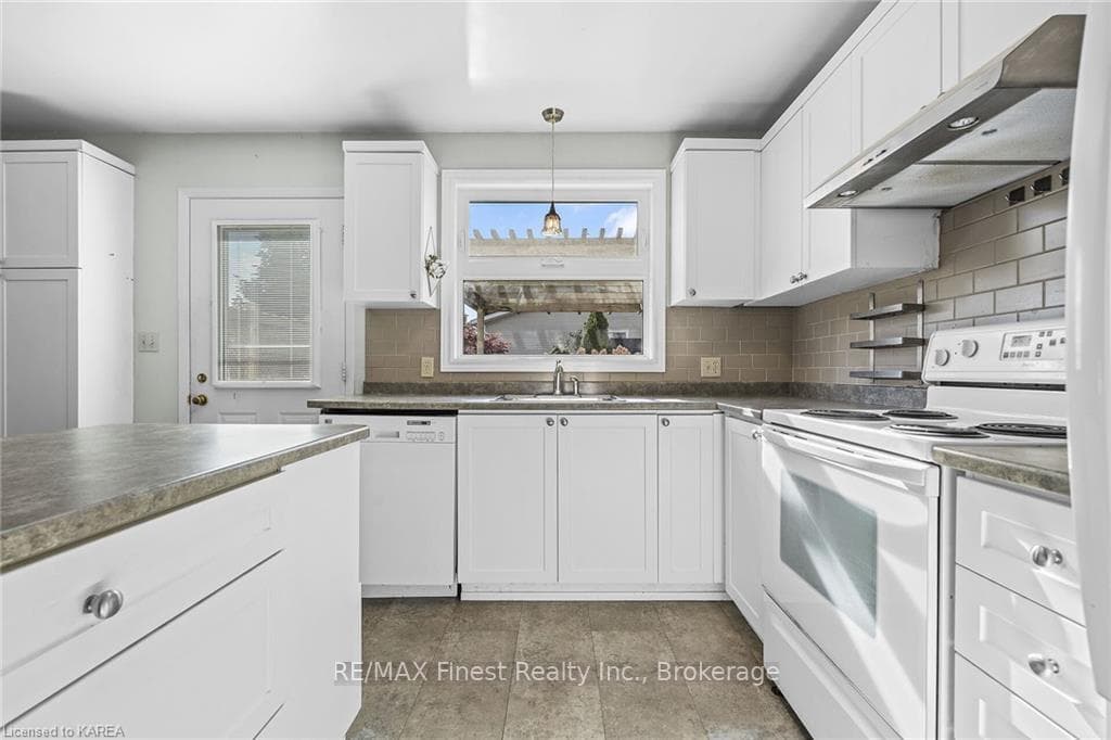 60 MCKEOWN Crescent photo 16