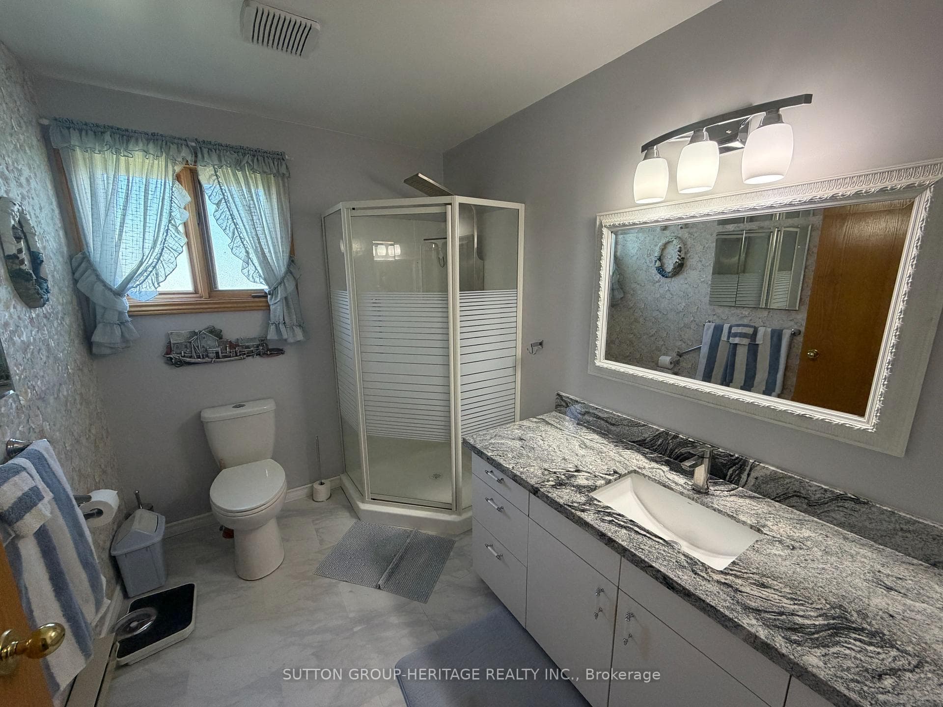 19 Robinglade Avenue Unit Upper photo 12