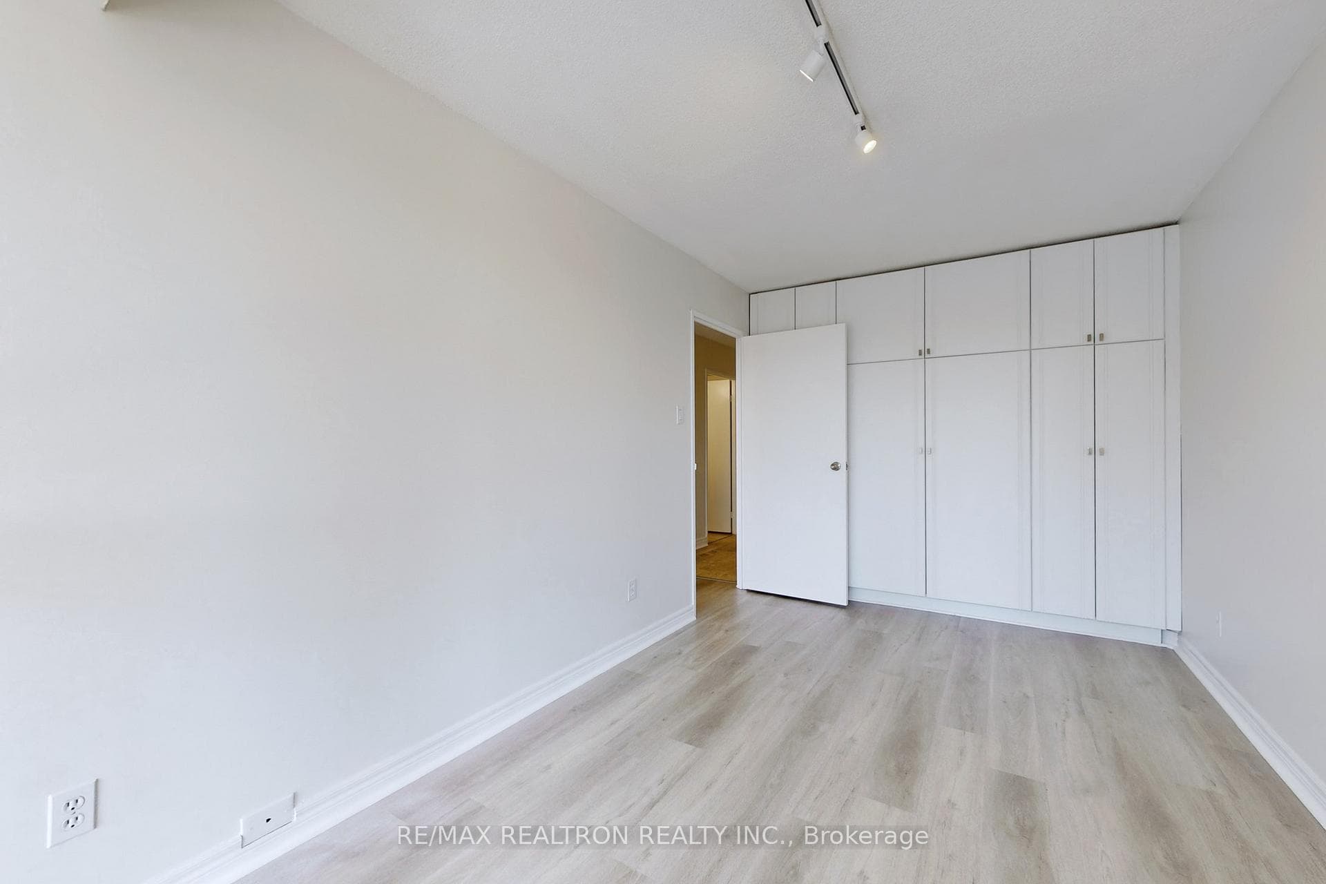 1131 Steeles Avenue Unit 407 photo 21