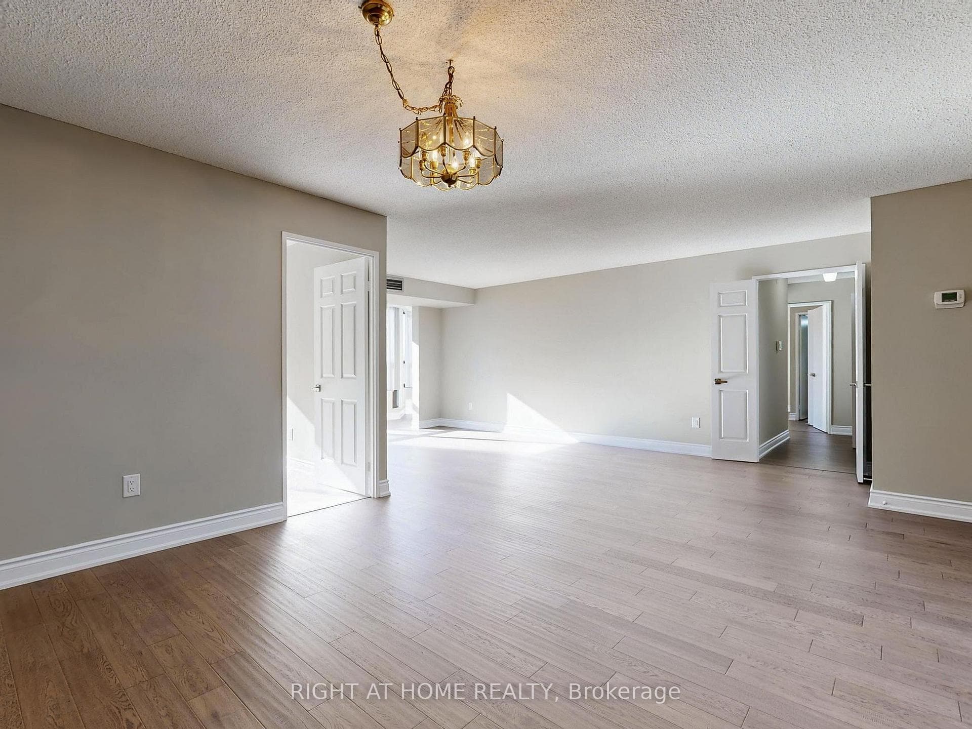 33 Elmhurst Avenue Unit 606 photo 14