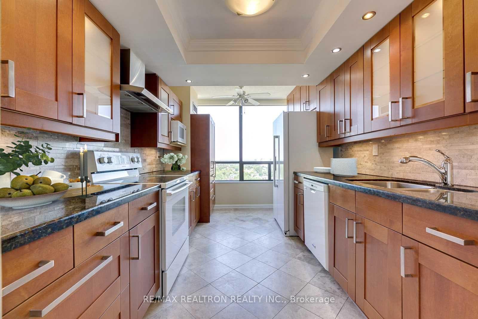 7460 Bathurst Street Unit 1609 photo 2