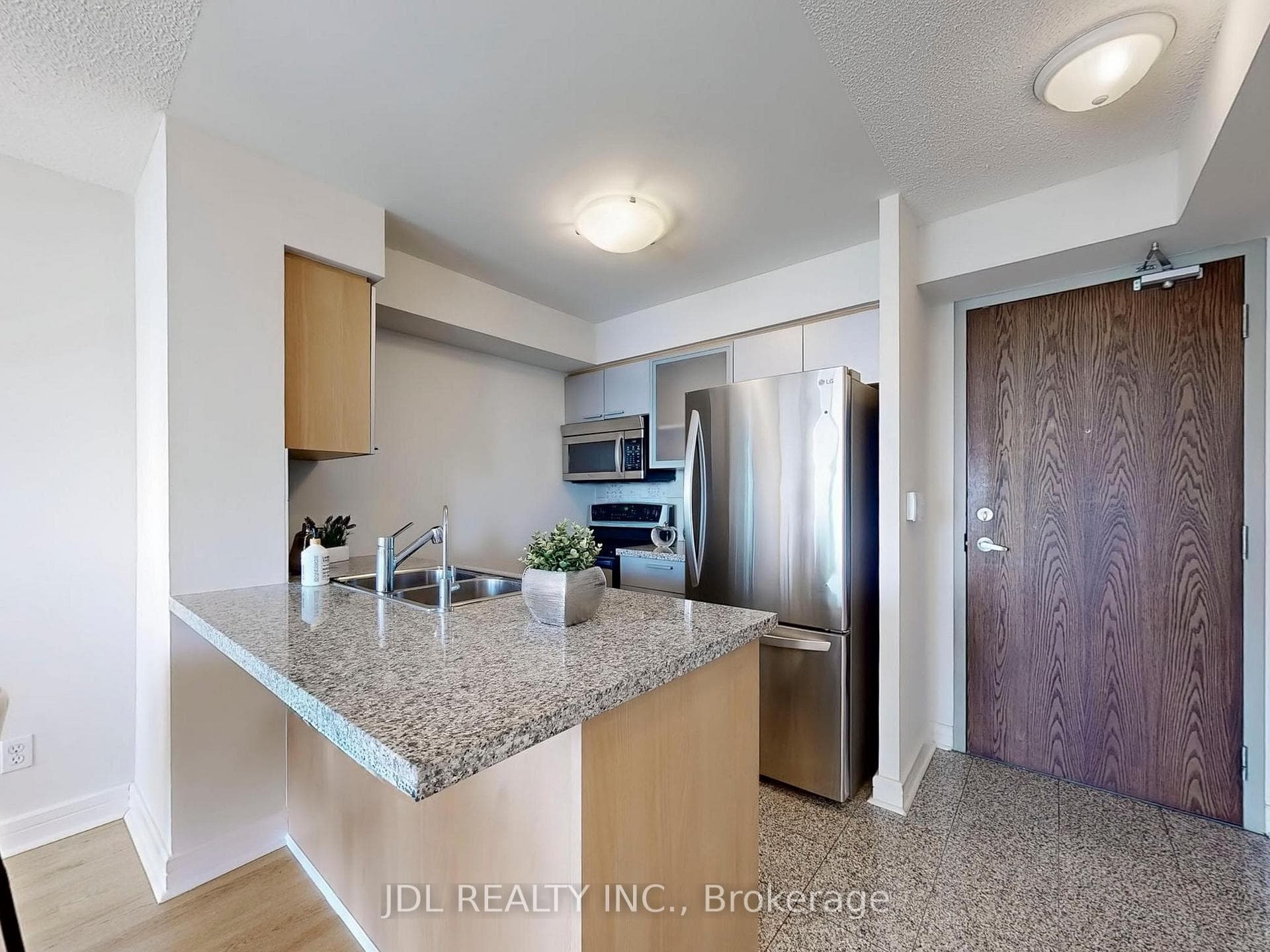 18 Harrison Garden Boulevard Unit 811 photo 4