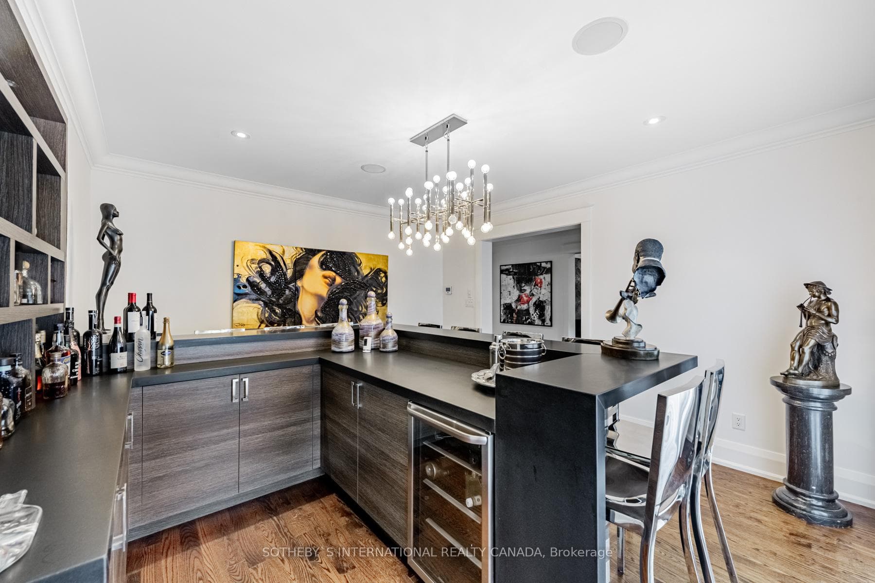 Fully Equipped Bar for ntertaining