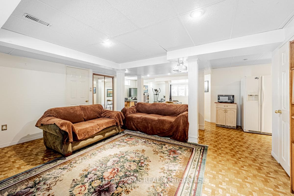1448 Sandhurst Crescent photo 30